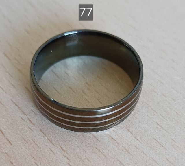 Anello in acciaio con righe