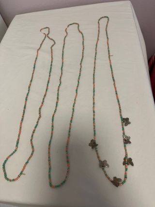 Collar de mujer con cuentas y mariposas