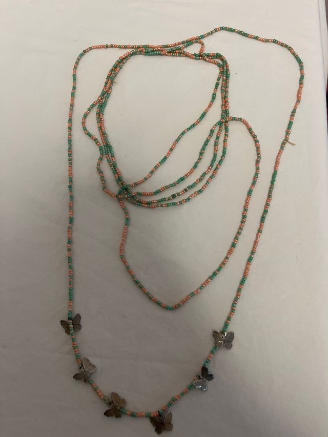 Collar de mujer con cuentas y mariposas