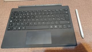 Microsoft Surface Pro 5 LTE i5 8GB + accesorios.