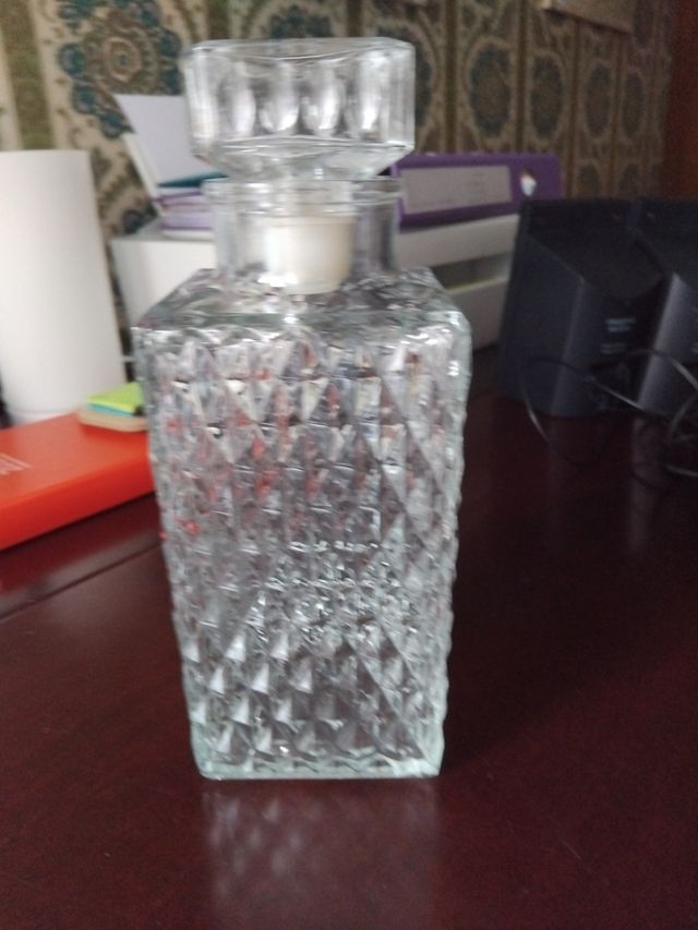 Botella de cristal labrada