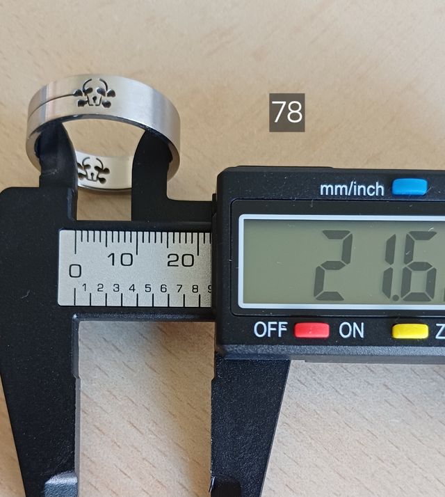 Anello in acciaio con teschi