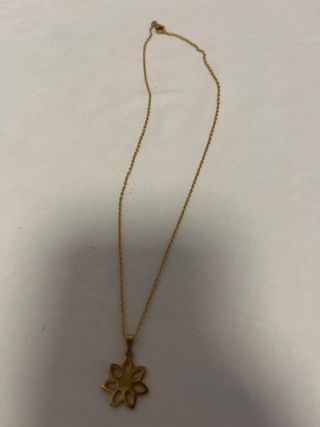Collar Dorado con Colgante Flor