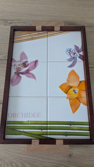 Vassoio in legno e ceramica con orchidee