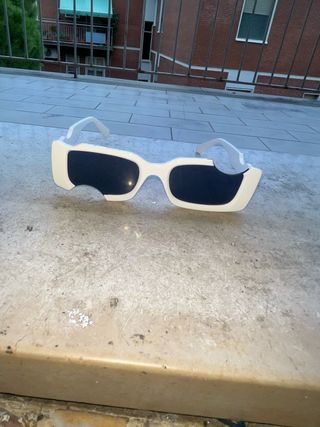 Occhiali da sole bianchi alla moda