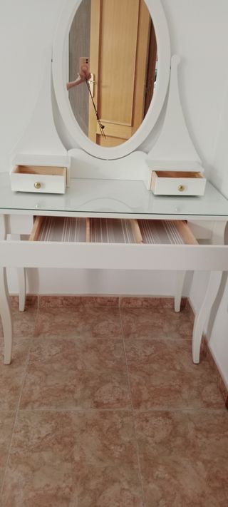 Tocador blanco con espejo