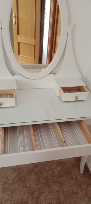 Tocador blanco con espejo