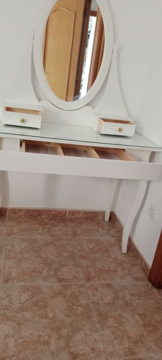 Tocador blanco con espejo