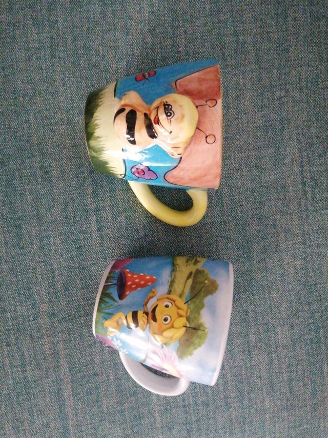 Tazas de cerámica con diseño de Maya la Abeja