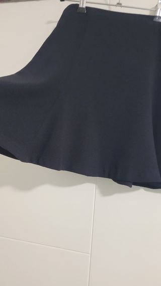 Falda negra corta Bershka