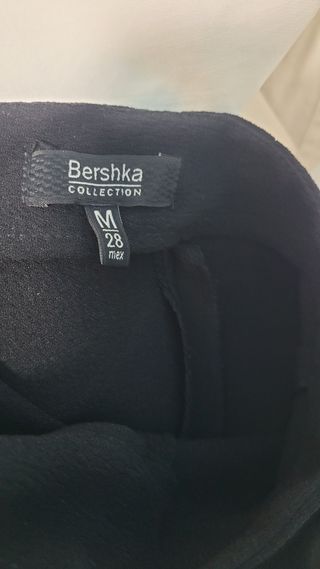 Falda negra corta Bershka