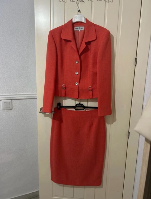 Traje de chaqueta y falda coral talla 42