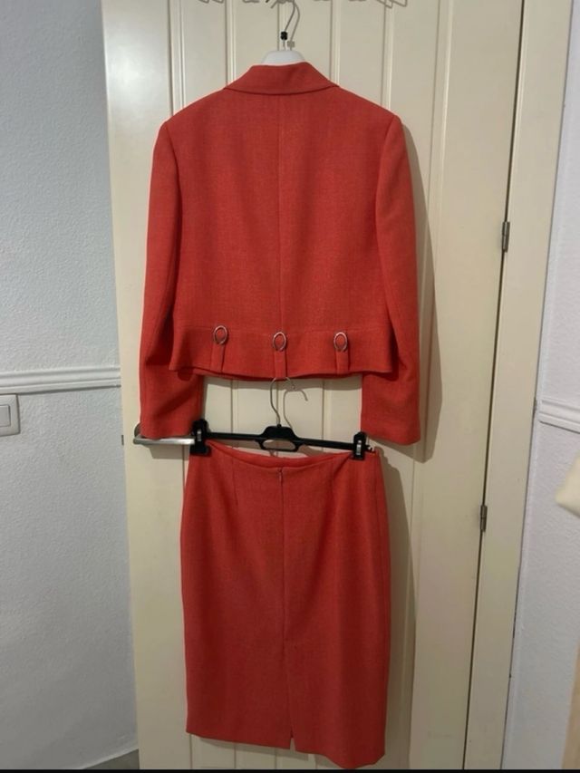 Traje de chaqueta y falda coral talla 42