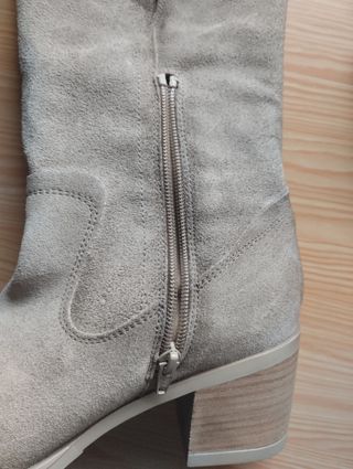 Botas de piel ( ante) color topo.