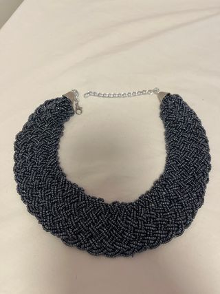 Gargantilla de cuentas grises y plateadas