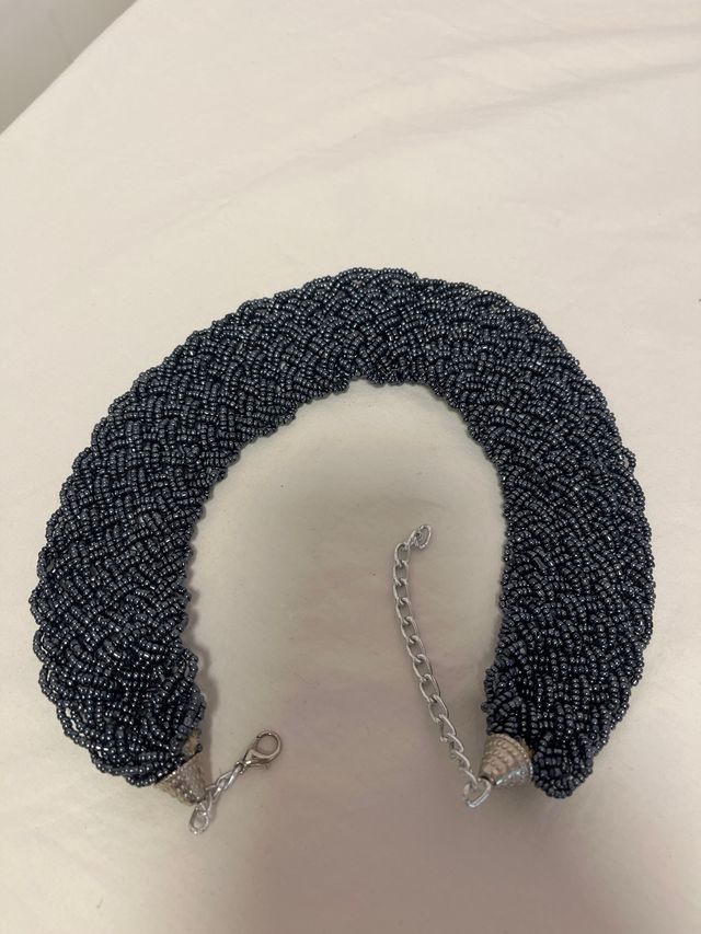 Gargantilla de cuentas grises y plateadas