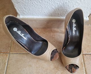 Zapatos de tacón beige y marrón