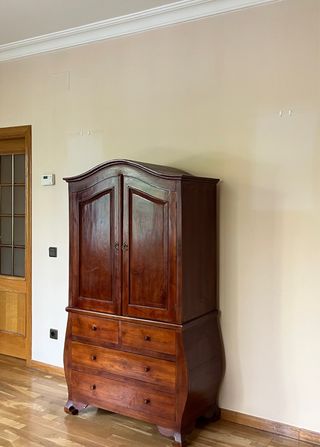 Mueble de madera marrón