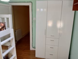 Habitación completa con litera y cómoda