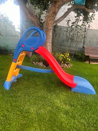 Tobogán infantil rojo y azul