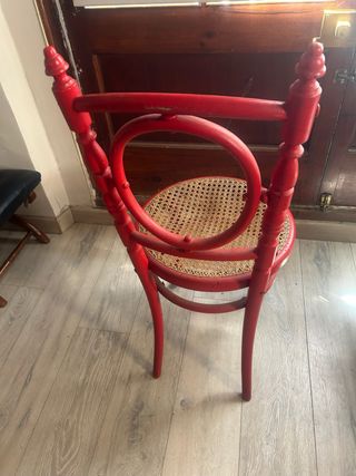 Silla tipo Thonet Roja con Asiento de Rejilla