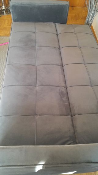 Sofá Cama Gris de terciopelo.