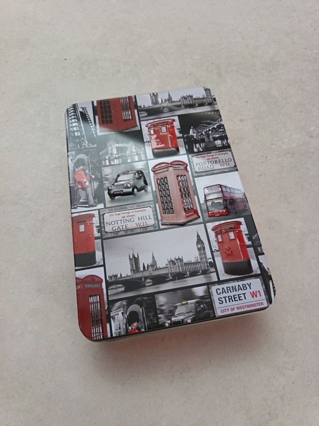 Caja metálica comprada en Londres.