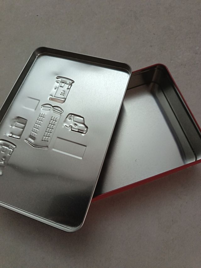 Caja metálica comprada en Londres.