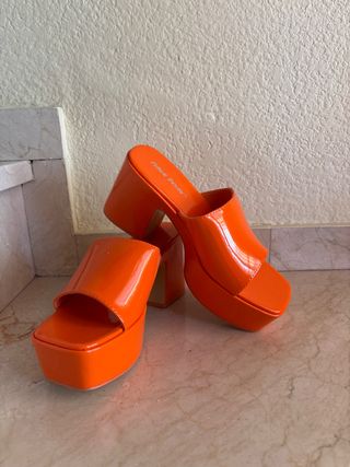Sandalias de tacón naranja.  Nuevas, sin usar
