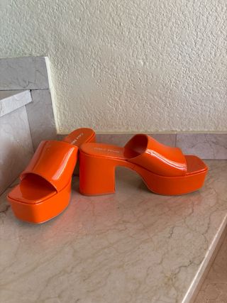 Sandalias de tacón naranja.  Nuevas, sin usar