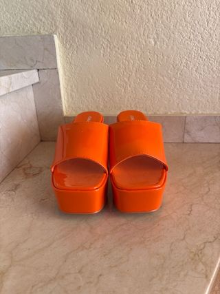 Sandalias de tacón naranja.  Nuevas, sin usar