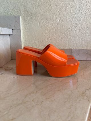 Sandalias de tacón naranja.  Nuevas, sin usar