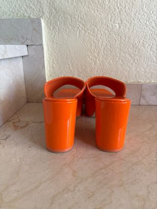 Sandalias de tacón naranja.  Nuevas, sin usar