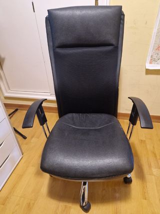 Silla de oficina ergonómica negra
