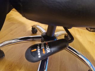 Silla de oficina ergonómica negra