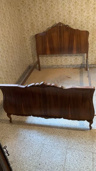 Cabecero antiguo de madera estilo castellano