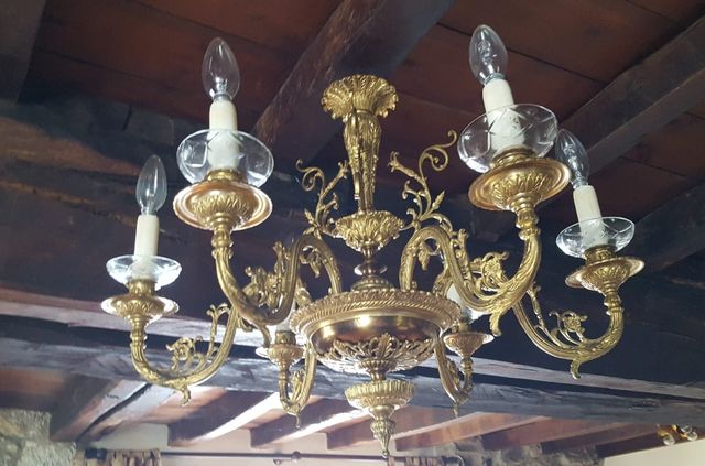 Lámpara vintage de techo, en bronce con filigrana.