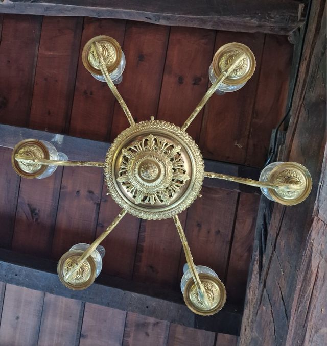 Lámpara vintage de techo, en bronce con filigrana.