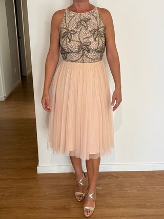 Vestido de fiesta con pedrería y tul