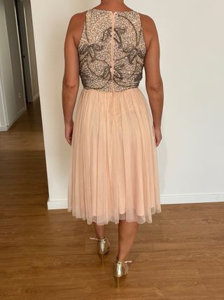 Vestido de fiesta con pedrería y tul