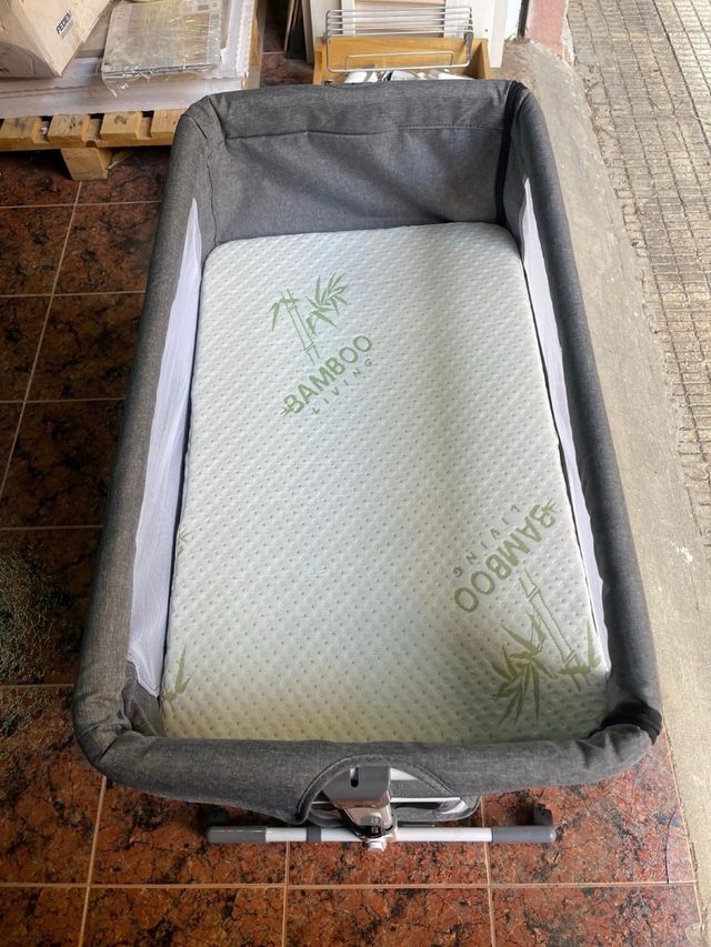 Minicuna gris con mosquitera, colchón y accesorios