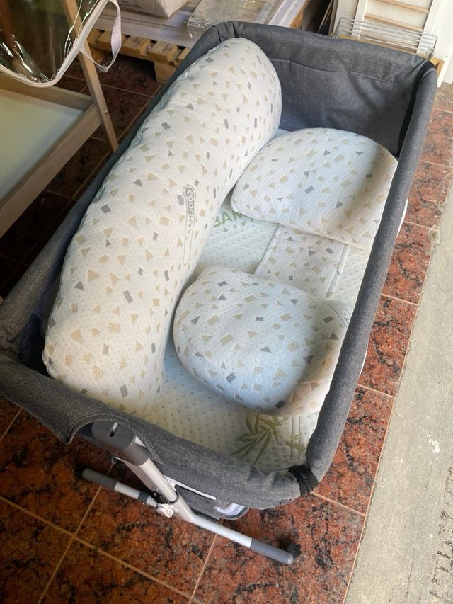 Minicuna gris con mosquitera, colchón y accesorios