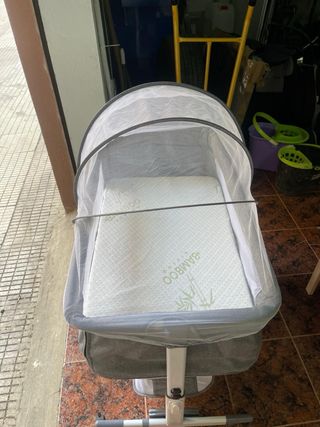 Minicuna gris con mosquitera, colchón y accesorios