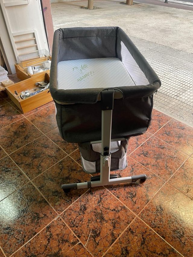 Minicuna gris con mosquitera, colchón y accesorios