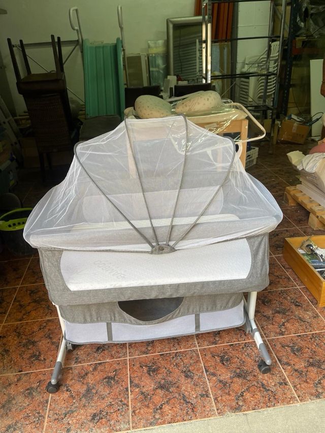 Minicuna gris con mosquitera, colchón y accesorios
