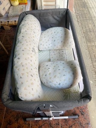 Minicuna gris con mosquitera, colchón y accesorios