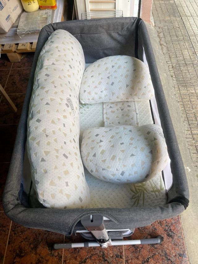 Minicuna gris con mosquitera, colchón y accesorios