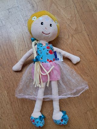 Muñeca de trapo con vestido floral