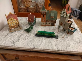 Maquetas de edificios y tren para modelismo