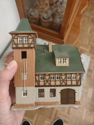 Maquetas de edificios y tren para modelismo